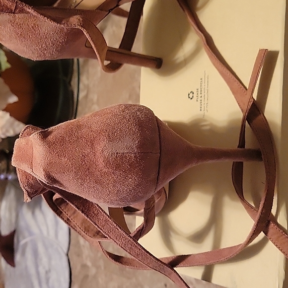 Beautiful suede Shoes - Picture 4 of 6